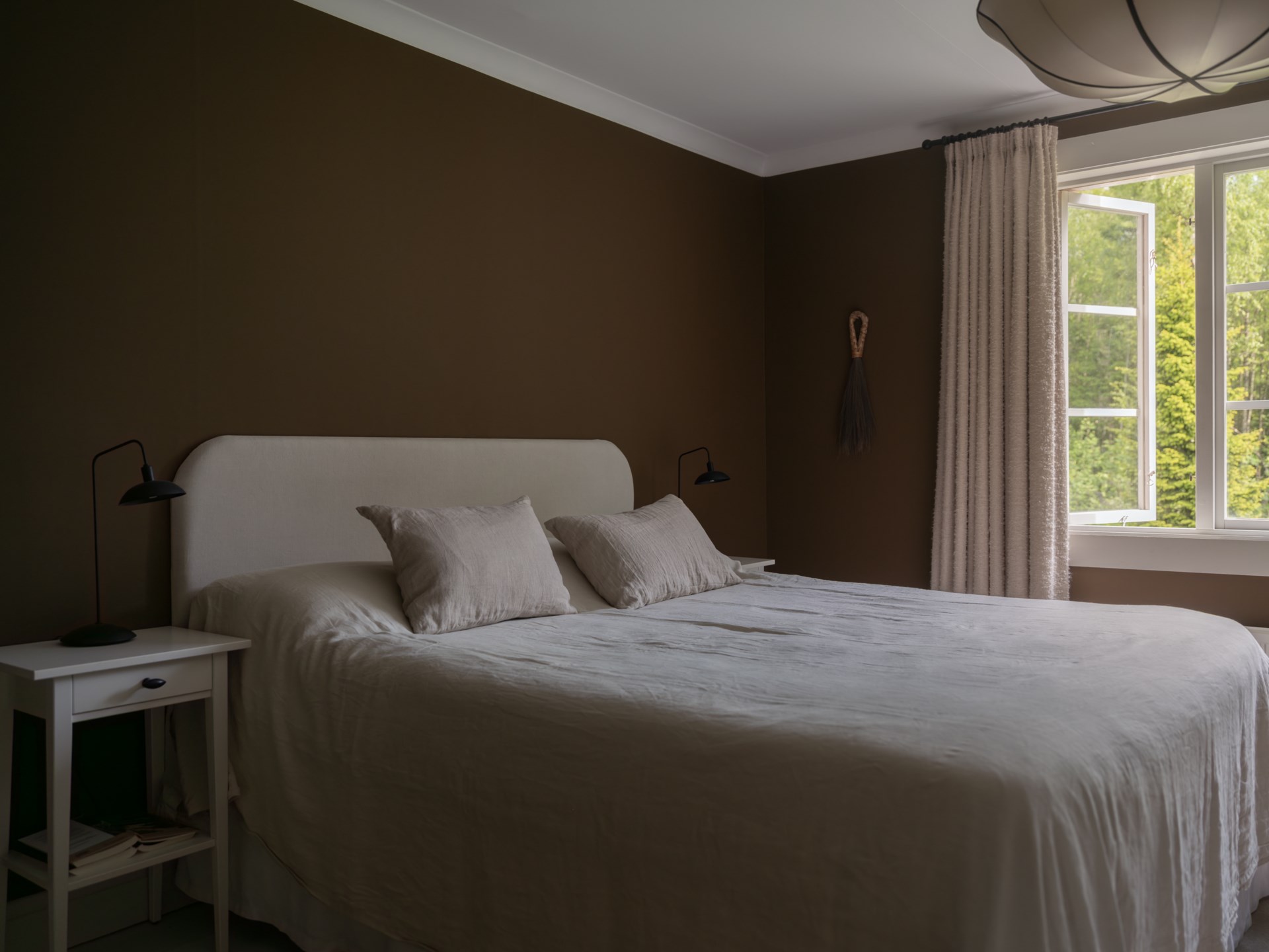 chambre murs marrons décoration scandinave