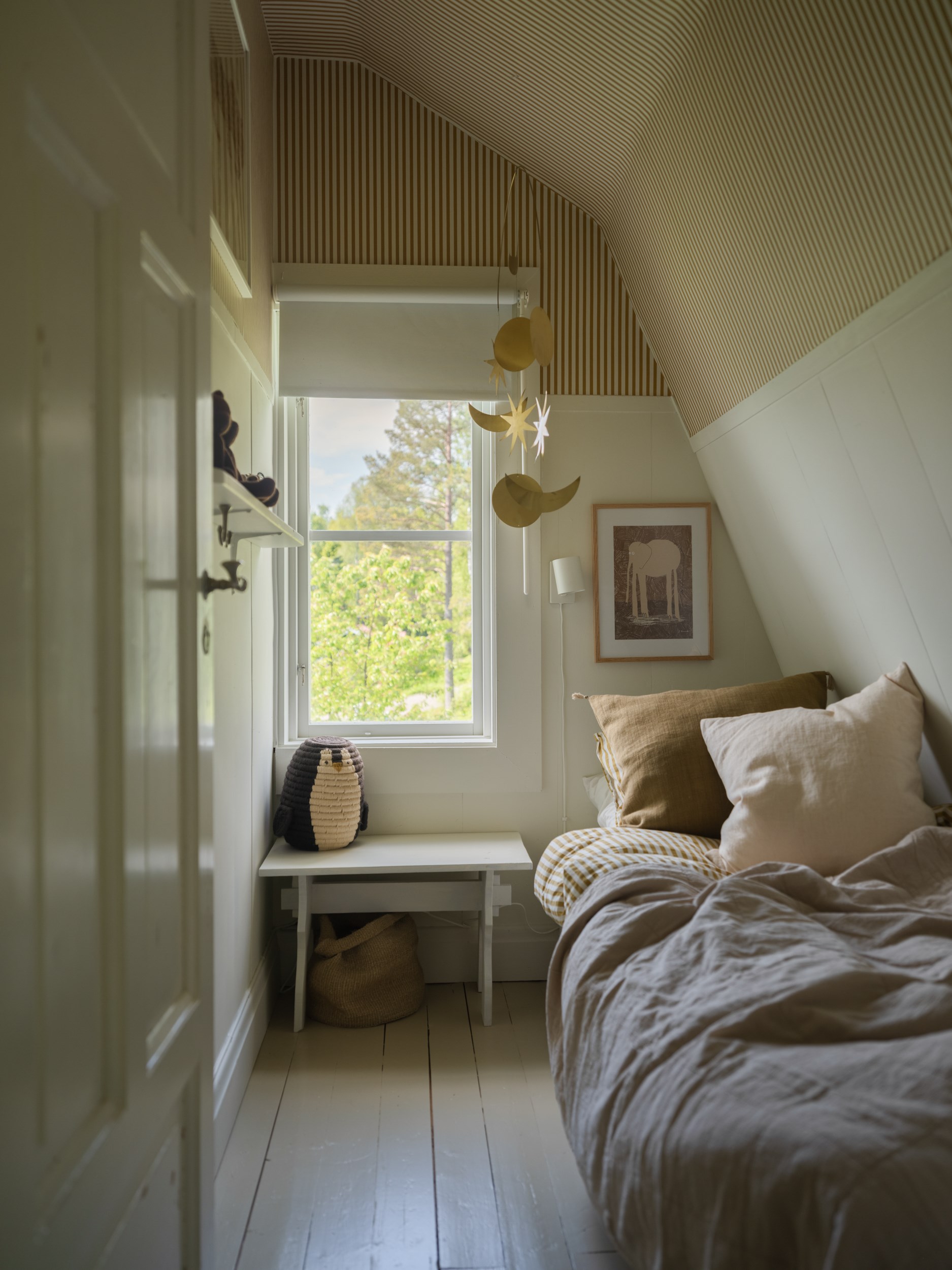 petite chambre enfant mansardée décoration scandinave