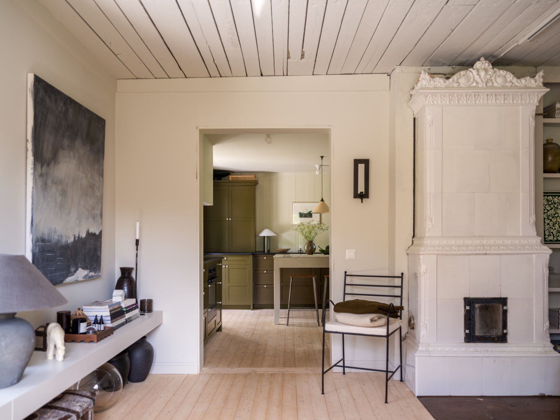 salon avec poêle ancien tons beiges et kaki décoration scandinave