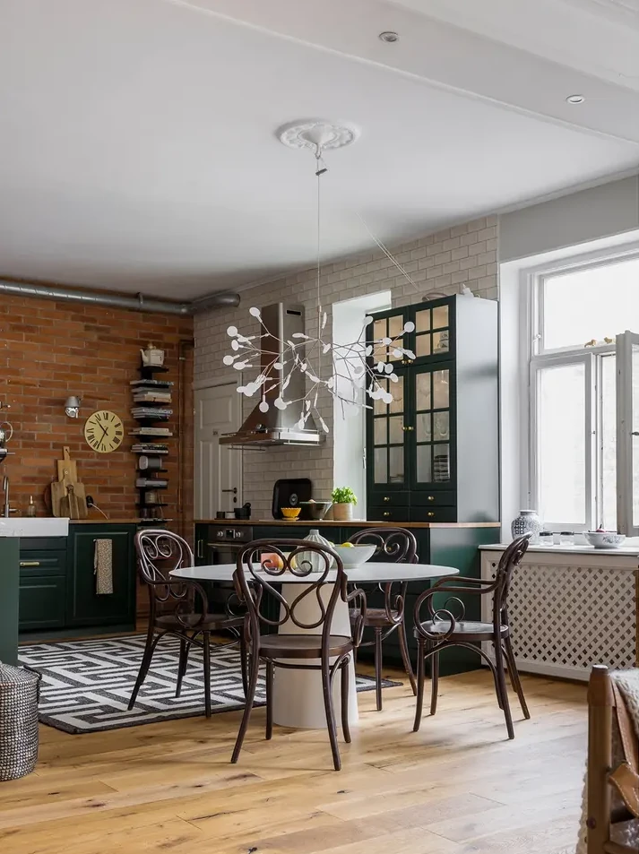 cuisine IKEA verte ouverte et salle à manger appartement de 98m2 décoration scandinave éclectique