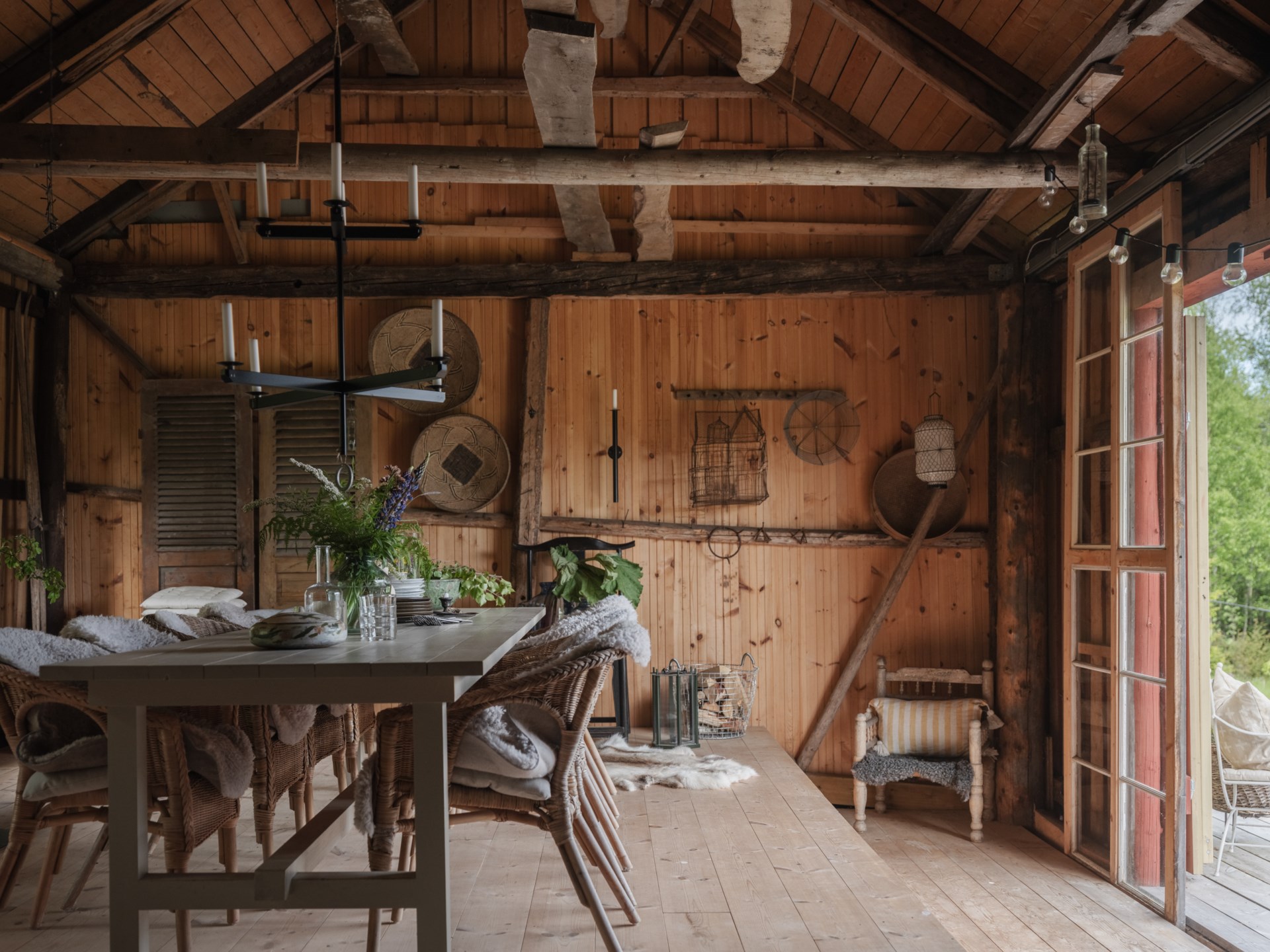 salle à manger rustique avec poutres maison rouge en bois Suède