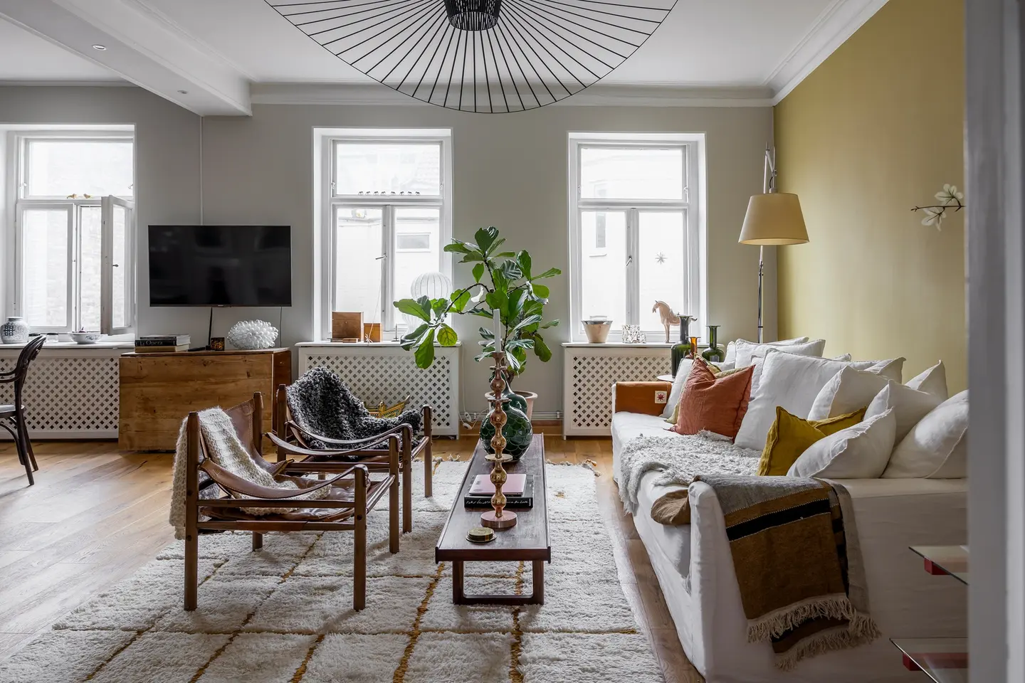 salon mur jaune suspension Vertigo appartement de 98m2 décoration scandinave éclectique