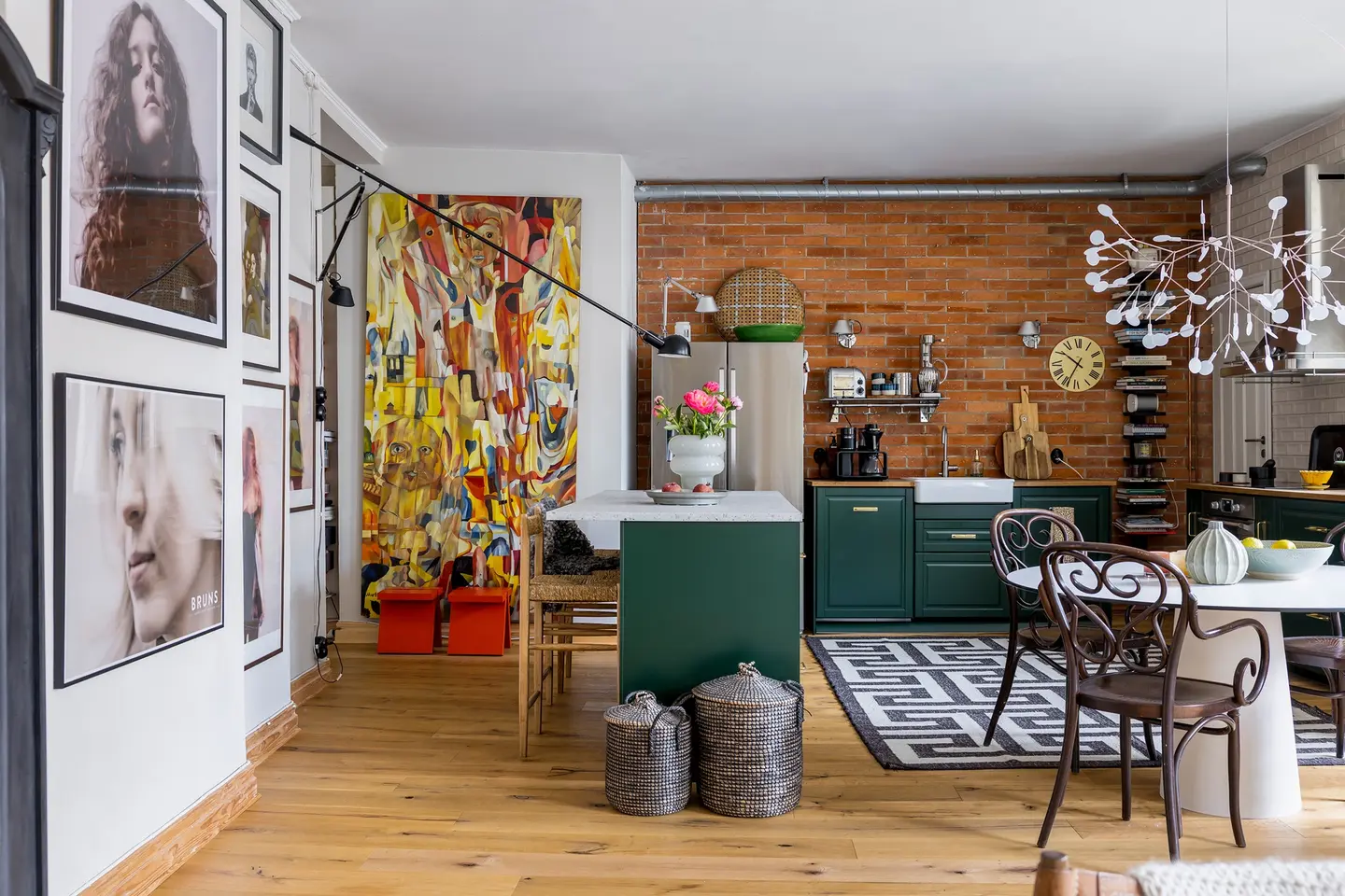 cuisine Ikea verte mur de briques et salle à manger appartement de 98m2 décoration scandinave éclectique