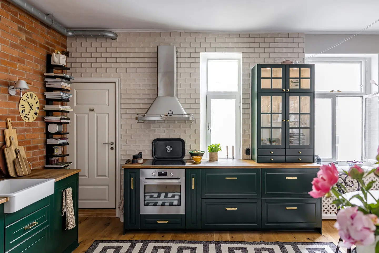 cuisine Ikea verte mur de briques et salle à manger appartement de 98m2 décoration scandinave éclectique