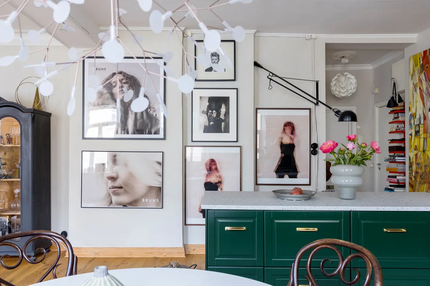 cuisine Ikea verte mur de briques et salle à manger appartement de 98m2 décoration scandinave éclectique