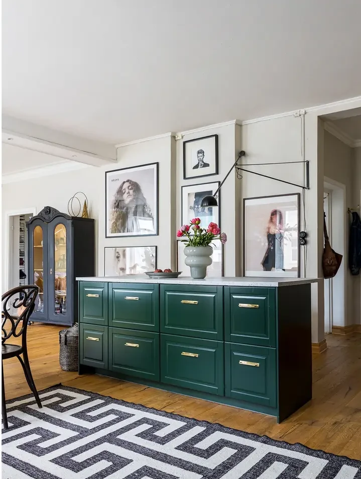 cuisine Ikea verte et salle à manger appartement de 98m2 décoration scandinave éclectique
