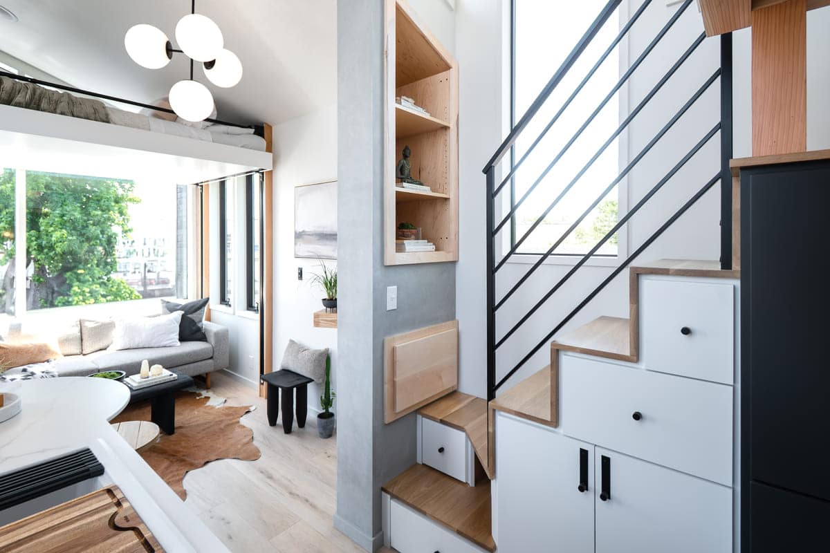 salon avec escalier pour mezzanine Terra Urban 26 Tru Form Tiny house salon avec escalier pour mezzanine Terra Urban 26 Tru Form Tiny house