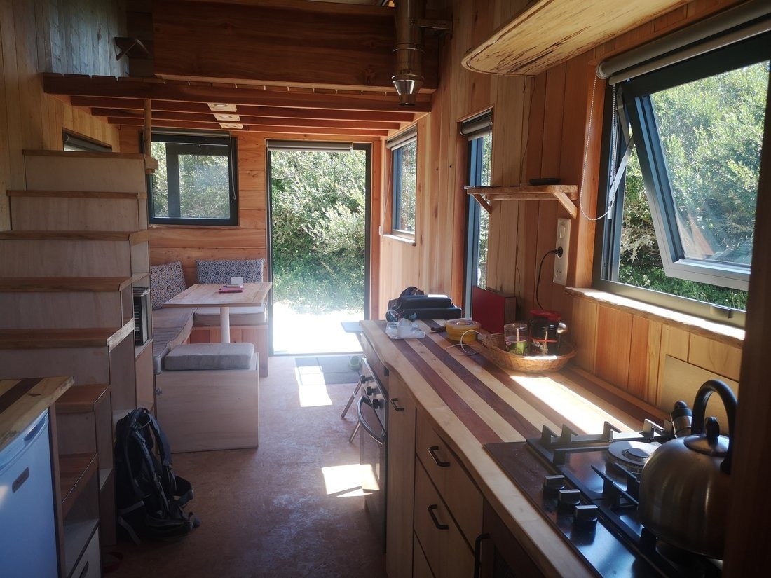 cuisine et salon tiny house bretonne autonome avec panneaux solaires L cuisine et salon tiny house bretonne autonome avec panneaux solaires L'Atelier Bois d'ici
