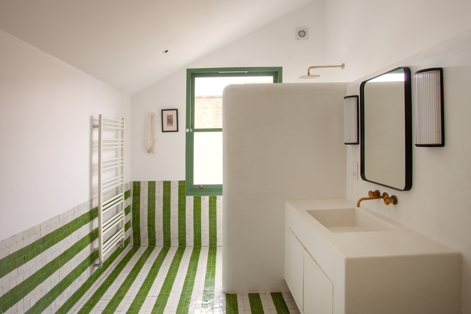salle de bain blanche et verte décoration contemporaine maison victorienne accolée salle de bain blanche et verte décoration contemporaine maison victorienne accolée