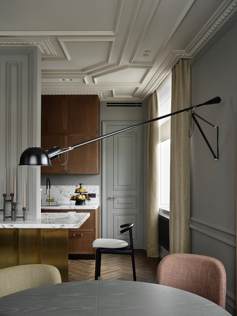 salle à manger et cuisine semi ouverte mur gris avec moulures décoration contemporaine appartement 140m2 salle à manger et cuisine semi ouverte mur gris avec moulures décoration contemporaine appartement 140m2