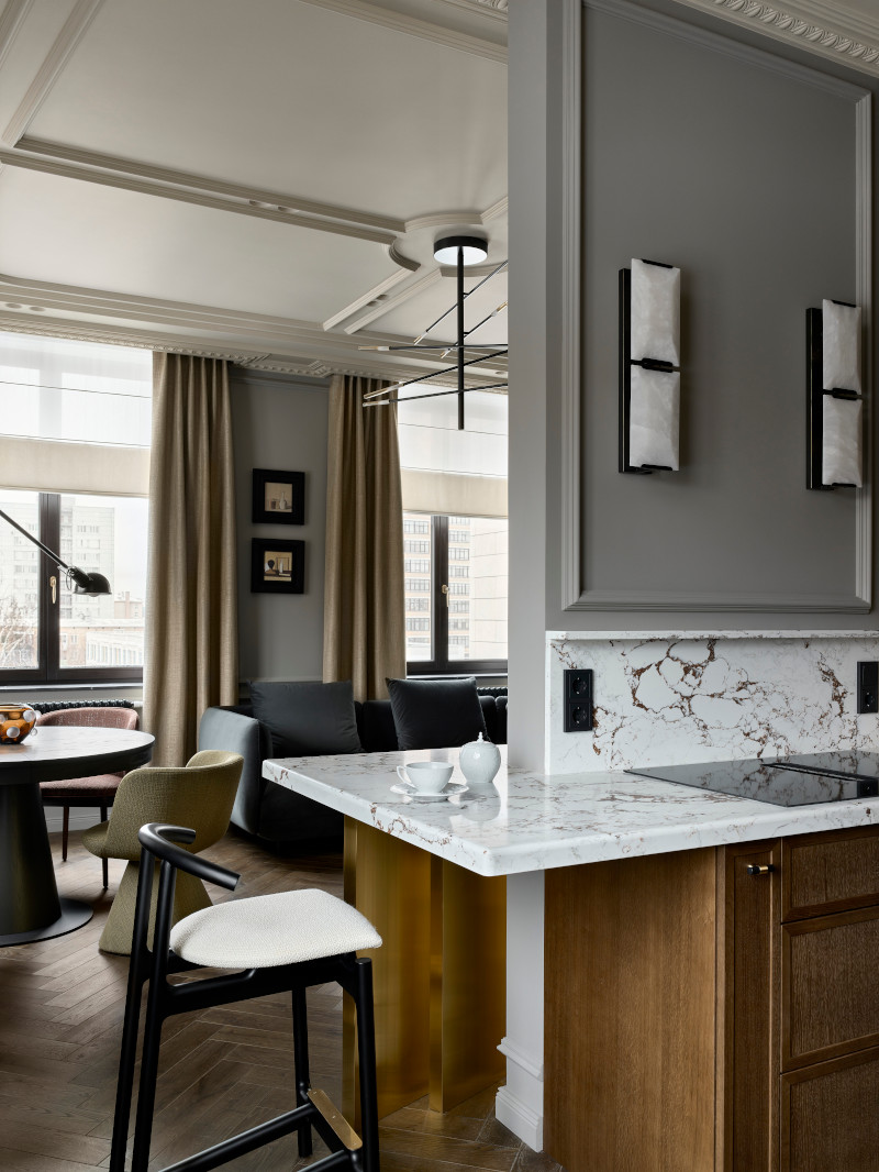 salle à manger et cuisine semi ouverte mur gris avec moulures décoration contemporaine appartement 140m2 salle à manger et cuisine semi ouverte mur gris avec moulures décoration contemporaine appartement 140m2
