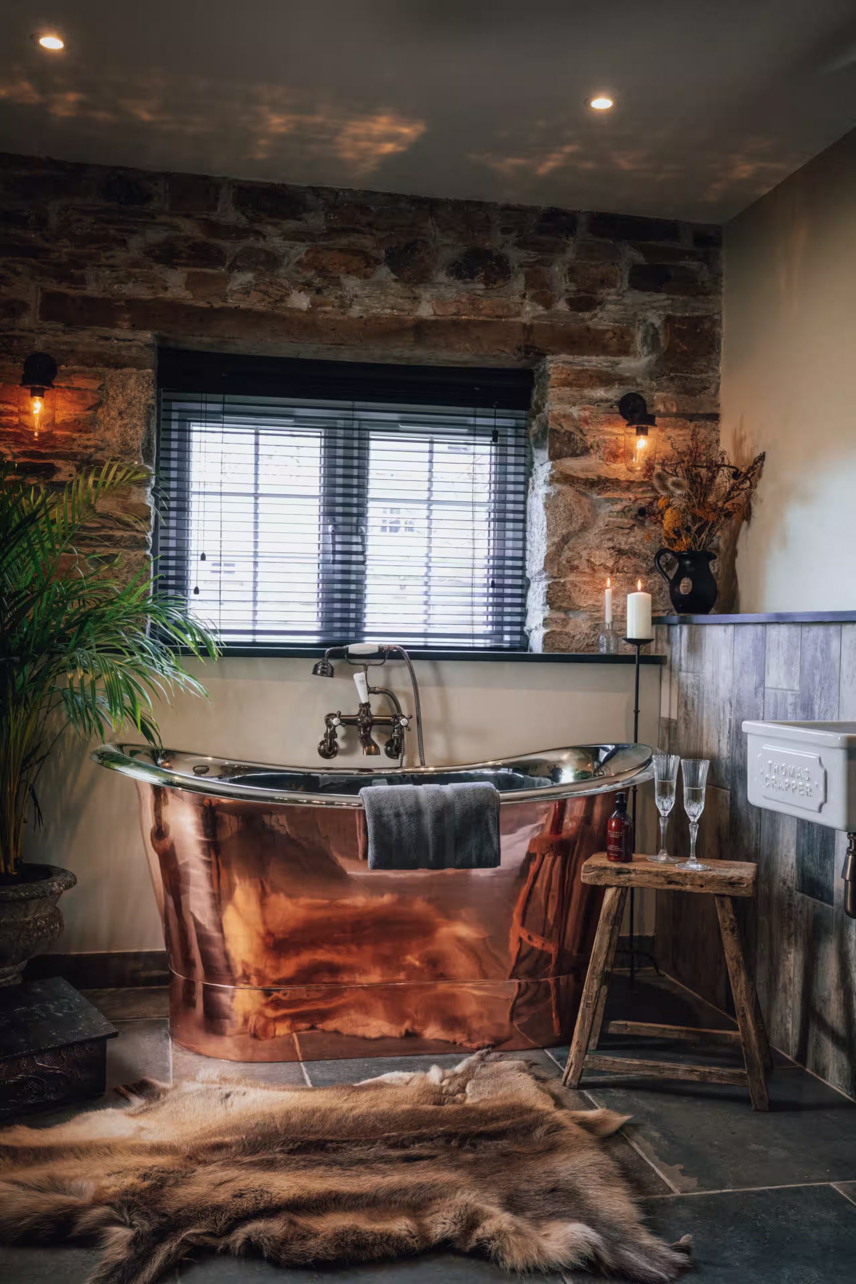 salle de bain avec baignoire îlot cuivre vintage décoration rustique chic ancienne grange en pierres Cornouailles