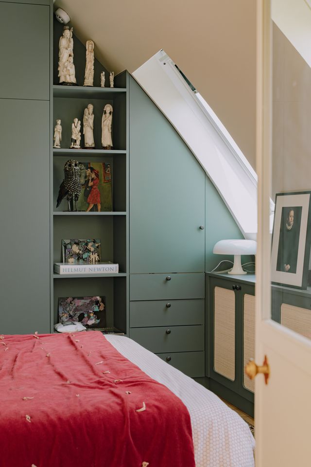 chambre appartement 46m2 Paris dans anciennes chambres de bonne mansardées Photo : ©Jeanne Perrotte chambre appartement 46m2 Paris dans anciennes chambres de bonne mansardées Photo : ©Jeanne Perrotte