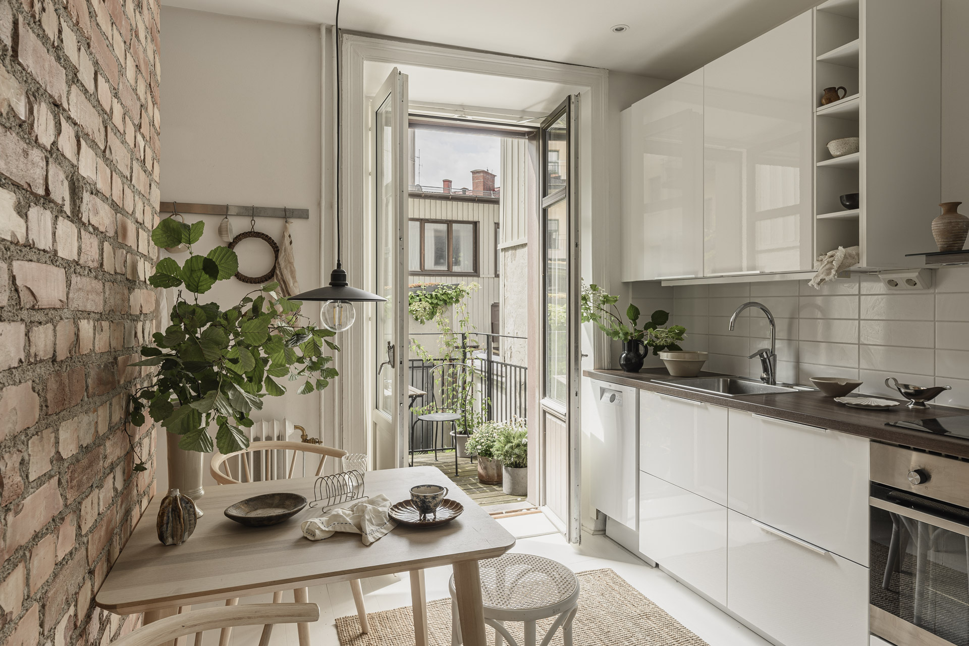 cuisine blanche design mur de briques anciennes studio 40m2 décoration scandinave
