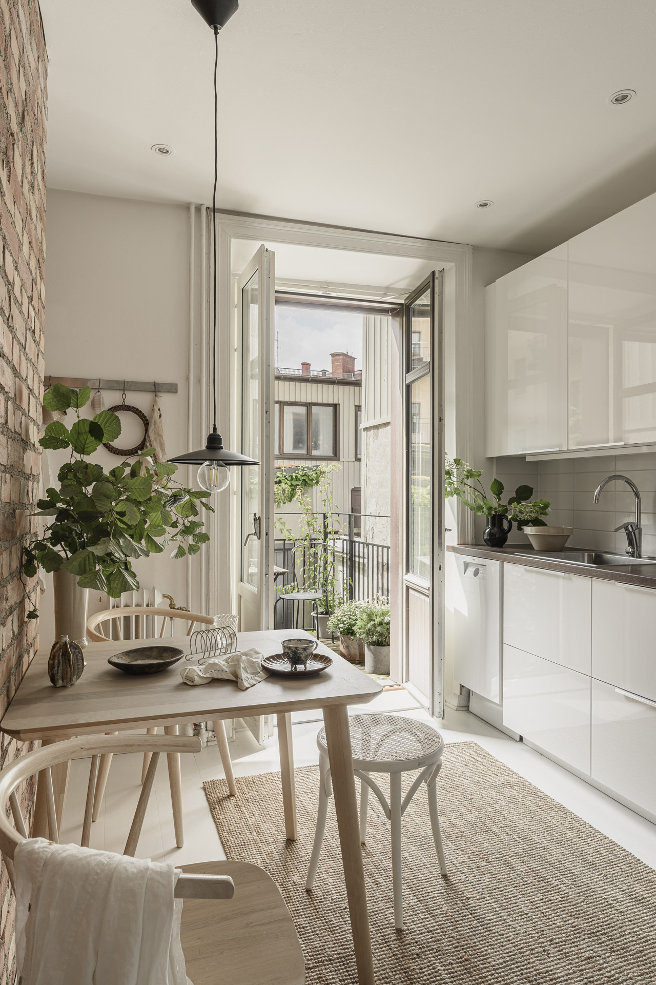 cuisine blanche design mur de briques anciennes studio 40m2 décoration scandinave