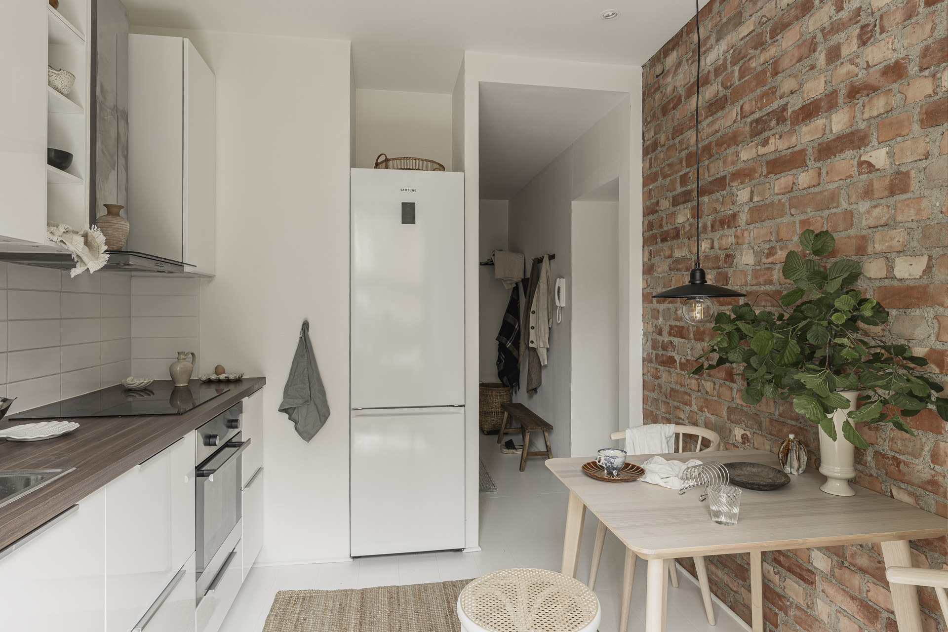 cuisine blanche design mur de briques anciennes studio 40m2 décoration scandinave
