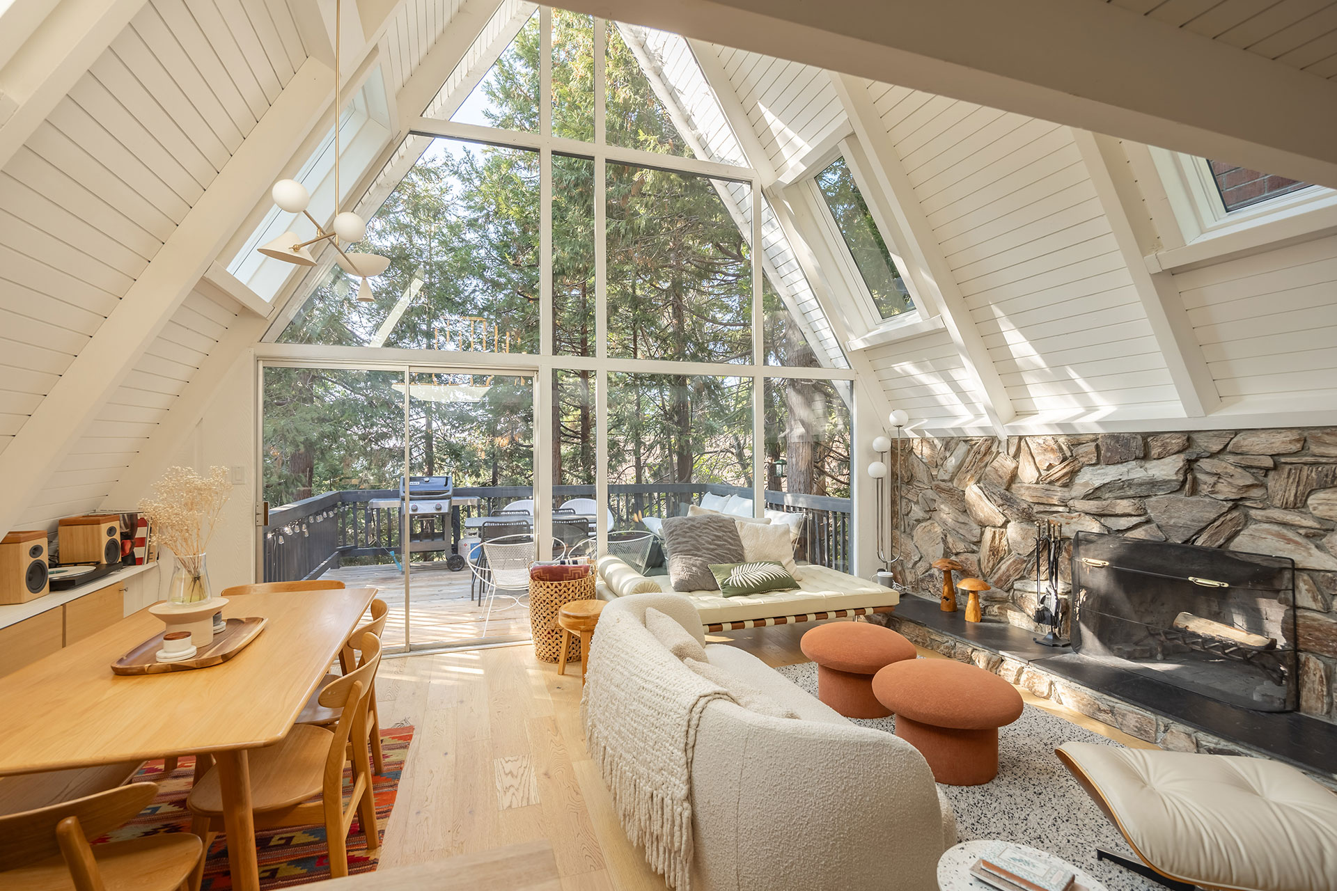 salon avec pignon vitré et cheminée en pierres décoration contemporaine maison A-Frame Californie salon avec pignon vitré et cheminée en pierres décoration contemporaine maison A-Frame Californie