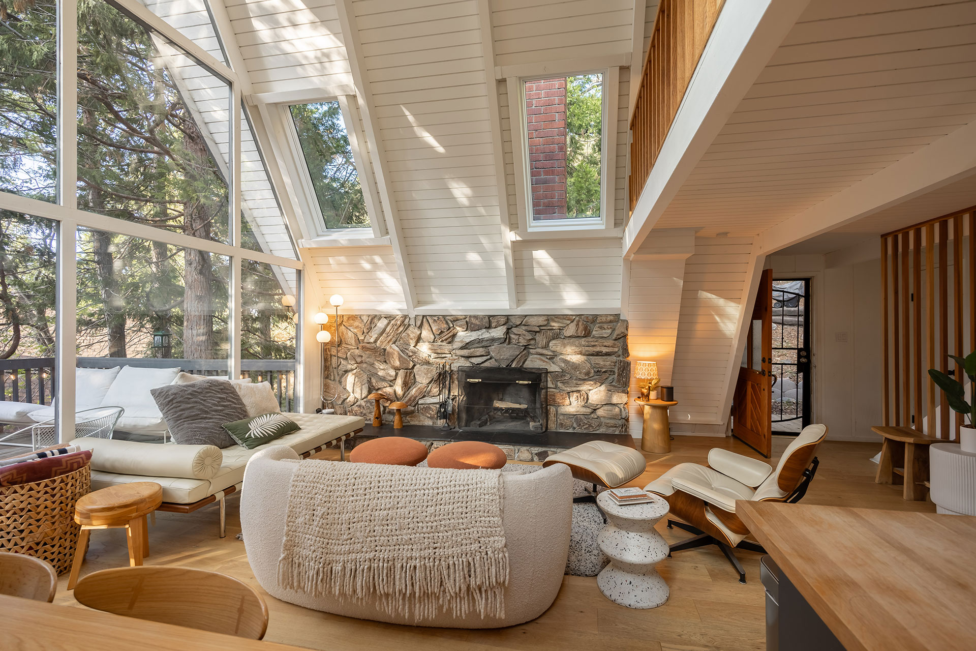 salon avec pignon vitré et cheminée en pierres décoration contemporaine maison A-Frame Californie salon avec pignon vitré et cheminée en pierres décoration contemporaine maison A-Frame Californie