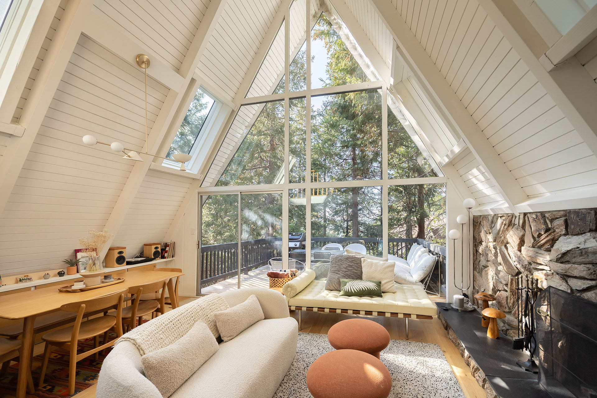 salon avec pignon vitré et cheminée en pierres décoration contemporaine maison A-Frame Californie salon avec pignon vitré et cheminée en pierres décoration contemporaine maison A-Frame Californie