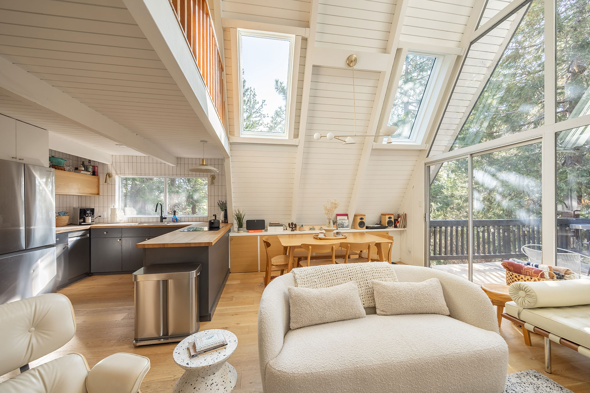 salon avec mezzanine décoration contemporaine maison A-Frame Californie salon avec mezzanine décoration contemporaine maison A-Frame Californie