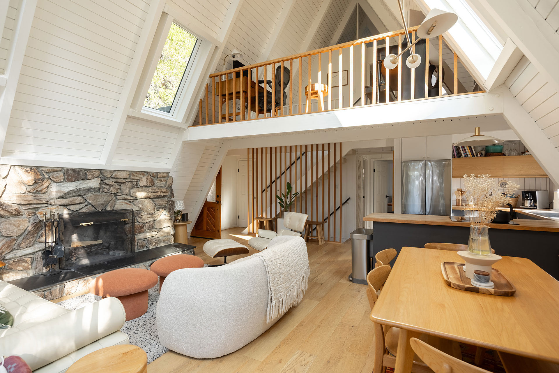 salon avec mezzanine et cheminée en pierres décoration contemporaine maison A-Frame Californie salon avec mezzanine et cheminée en pierres décoration contemporaine maison A-Frame Californie