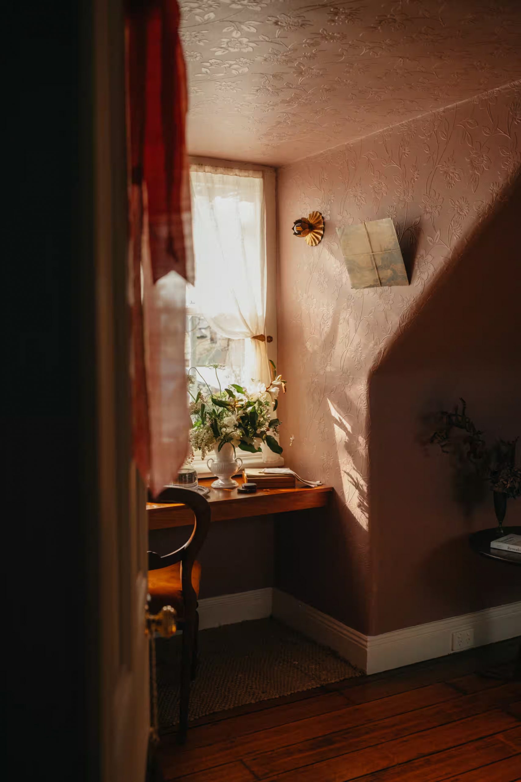 chambre rose mansardée avec bureau sous fenêtre décoration classique chic maison victorienne