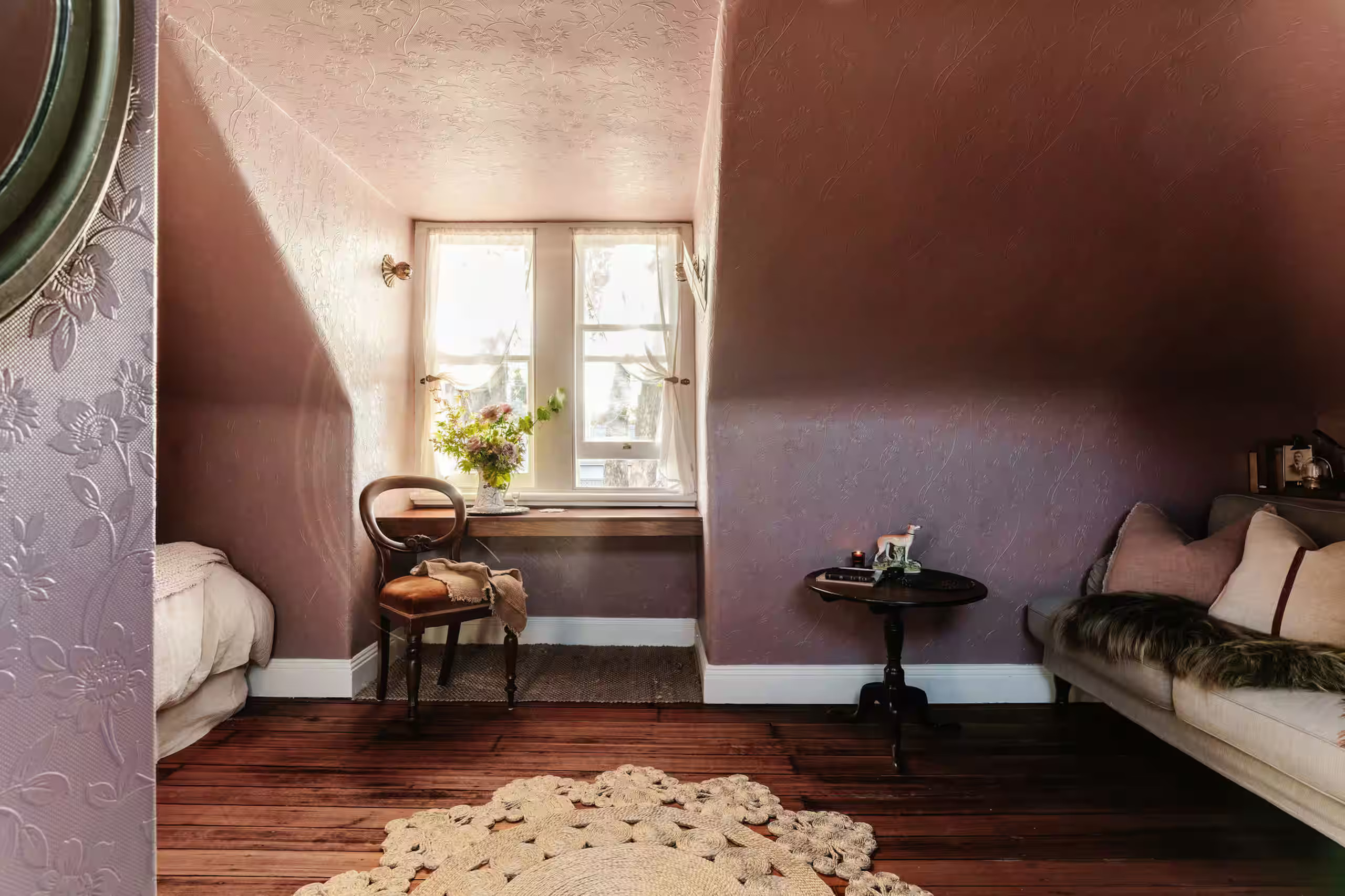 chambre rose mansardée avec bureau sous fenêtre décoration classique chic maison victorienne