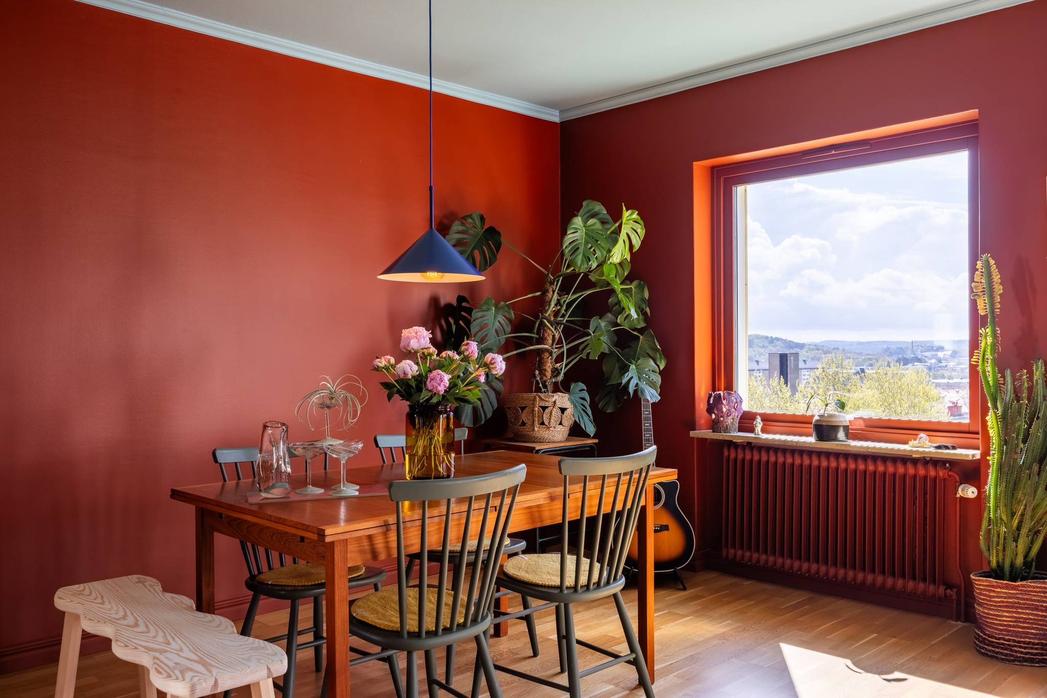 salle à manger murs rouge appartement coloré de 71m2 décoration scandinave et vintage salle à manger murs rouge appartement coloré de 71m2 décoration scandinave et vintage
