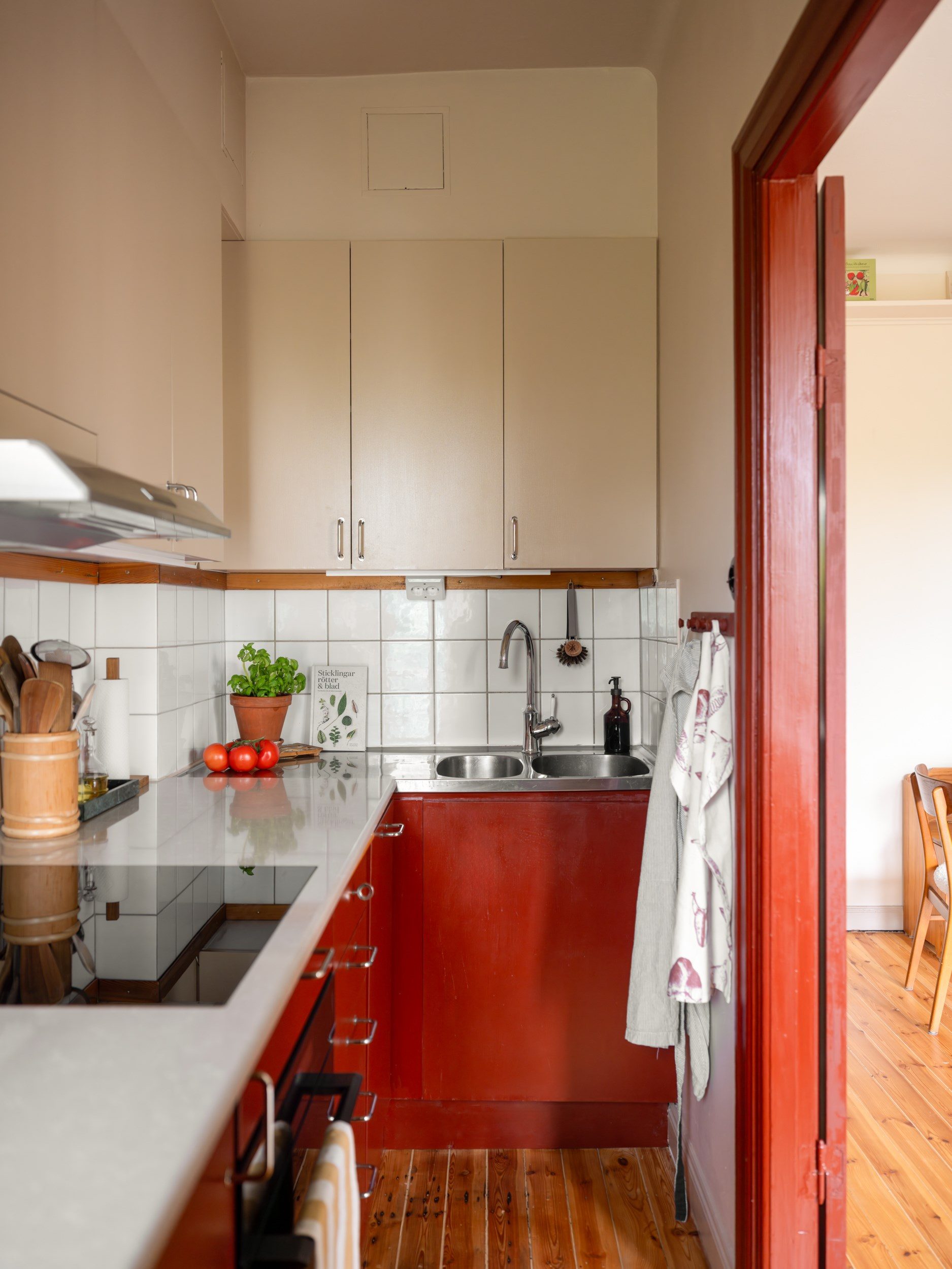 petite cuisine rouge décoration vintage et scandinave deux-pièces 42m2 petite cuisine rouge décoration vintage et scandinave deux-pièces 42m2