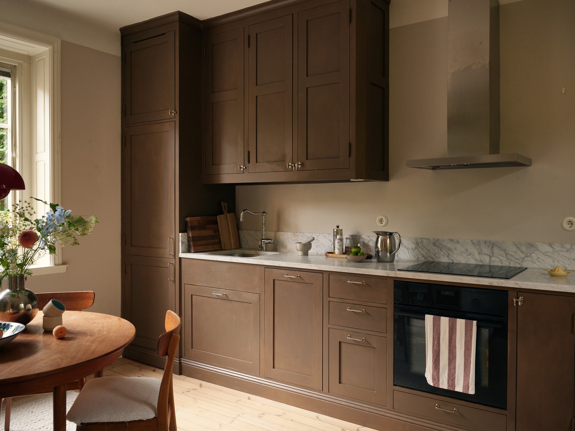 brown shaker kitchen with dining room in a 58sqm apartment Scandinavian decor brown shaker kitchen with dining room in a 58sqm apartment Scandinavian decor