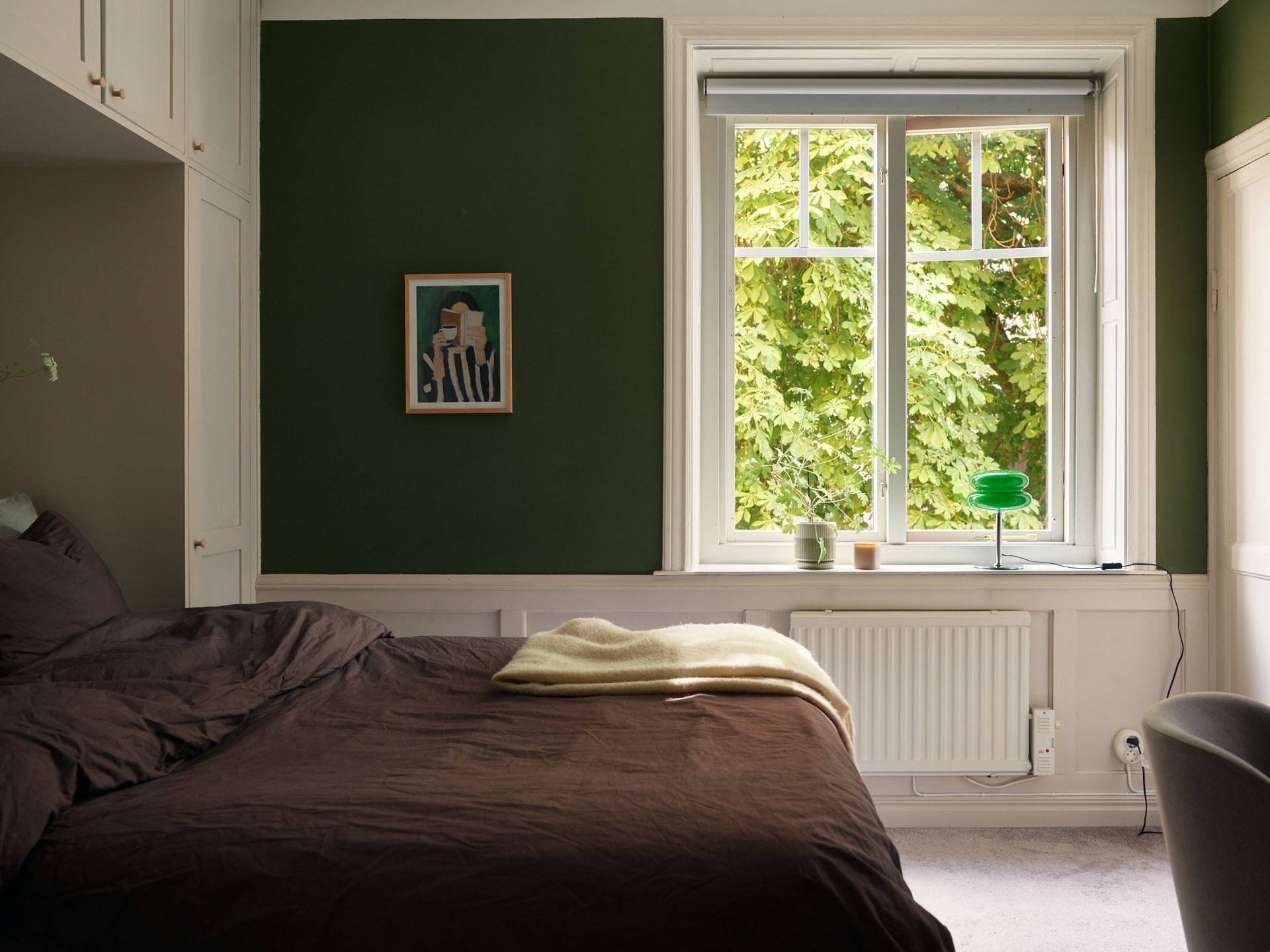 bedroom with bridge-style cabinet green walls 58sqm apartment Scandinavian decor bedroom with bridge-style cabinet green walls 58sqm apartment Scandinavian decor