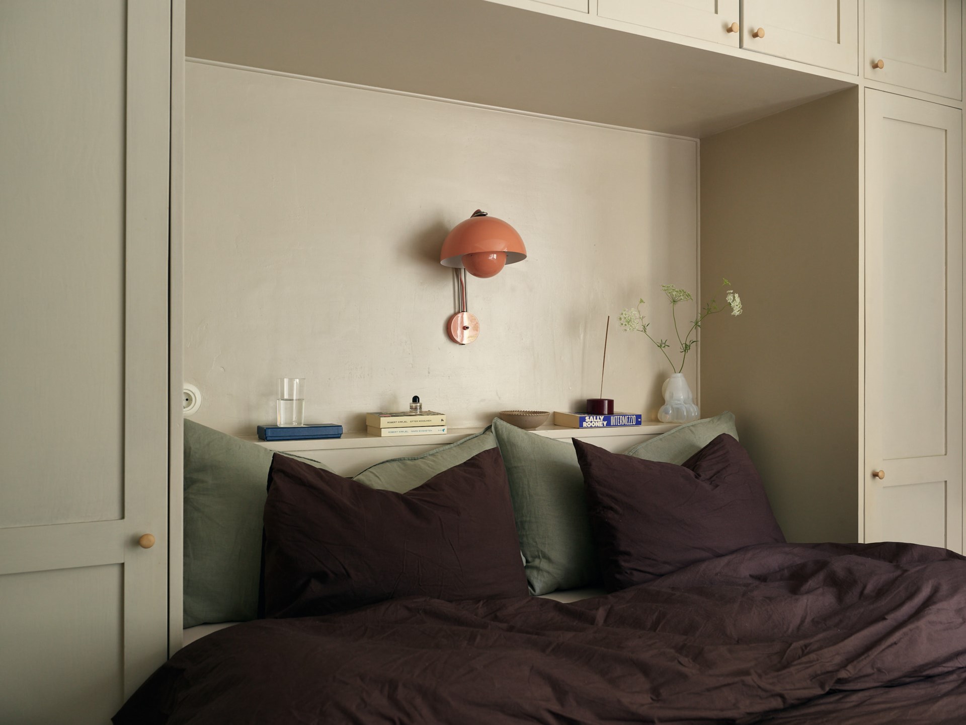 bedroom with bridge-style cabinet green walls 58sqm apartment Scandinavian decor bedroom with bridge-style cabinet green walls 58sqm apartment Scandinavian decor