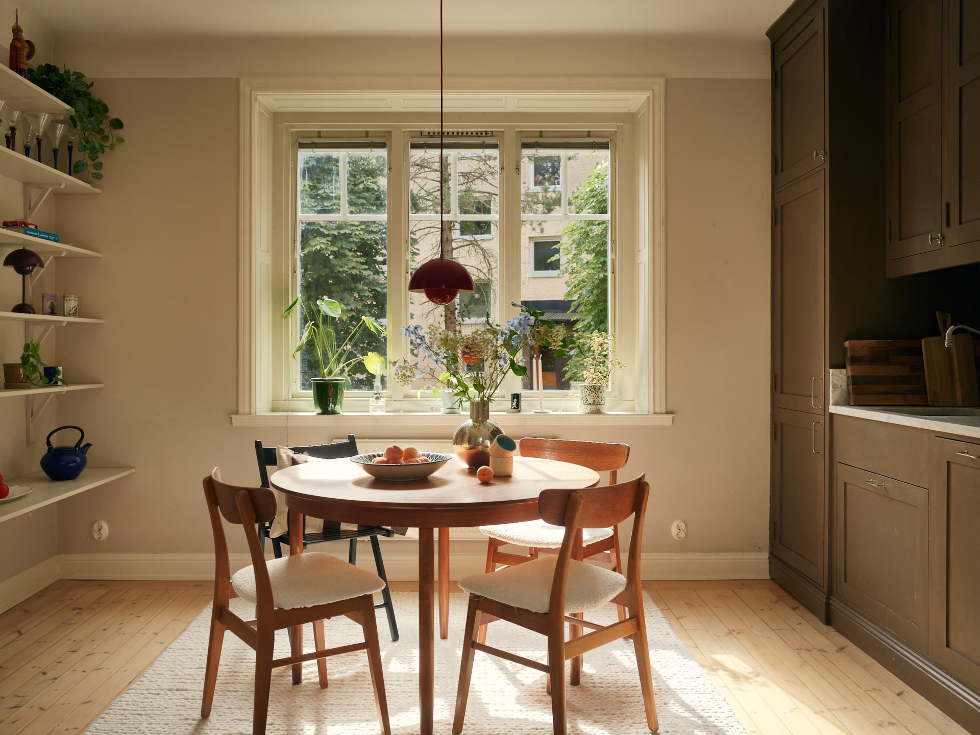 brown shaker kitchen with dining room in a 58sqm apartment Scandinavian decor brown shaker kitchen with dining room in a 58sqm apartment Scandinavian decor