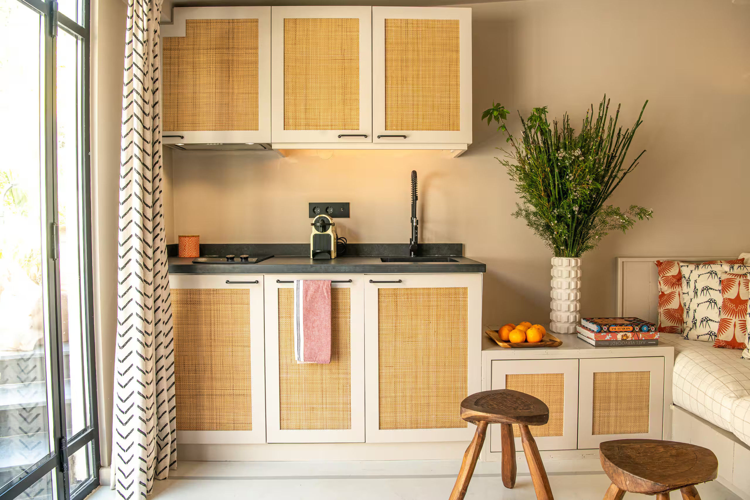 cuisine et salon décoration contemporaine et naturelle petite maison studio Portugal