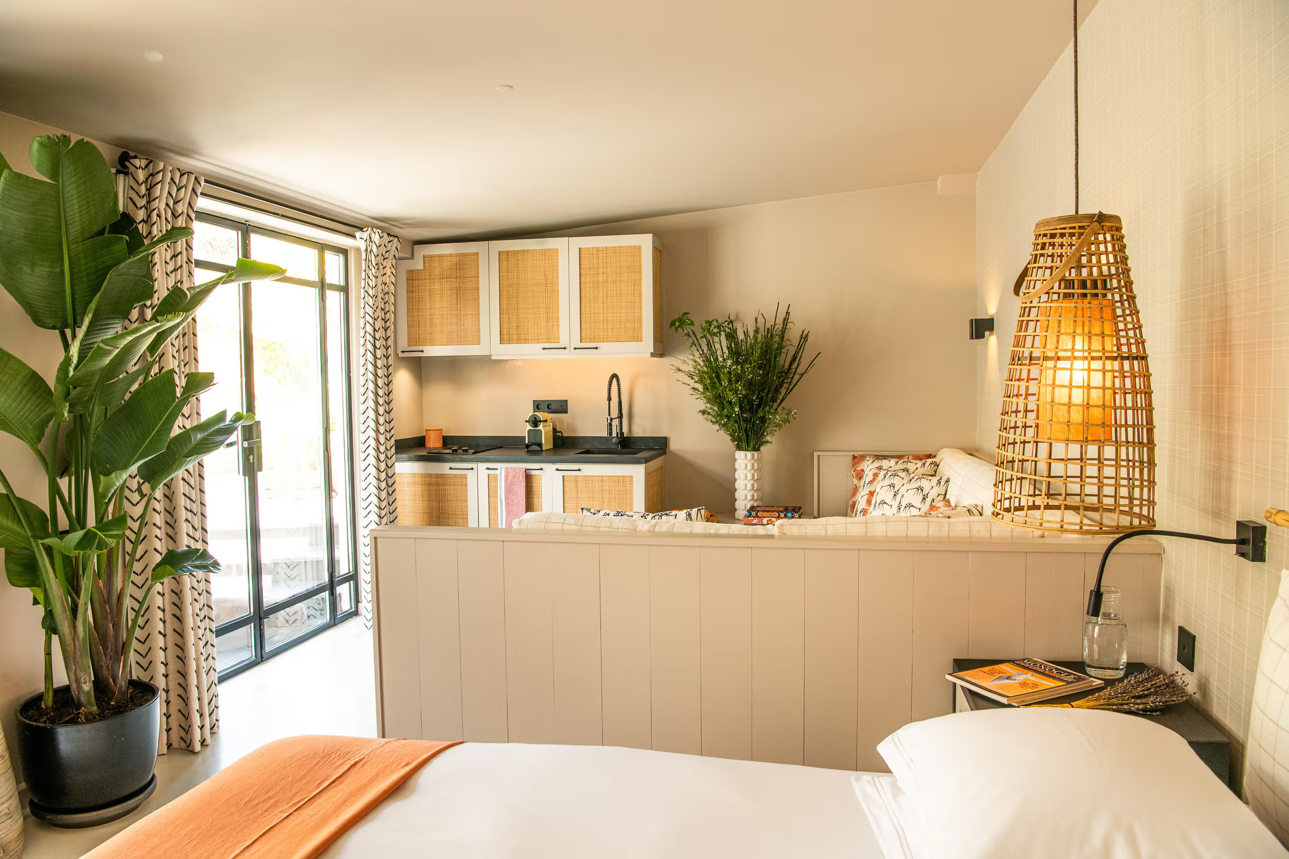 chambre et salon décoration contemporaine et naturelle petite maison studio Portugal