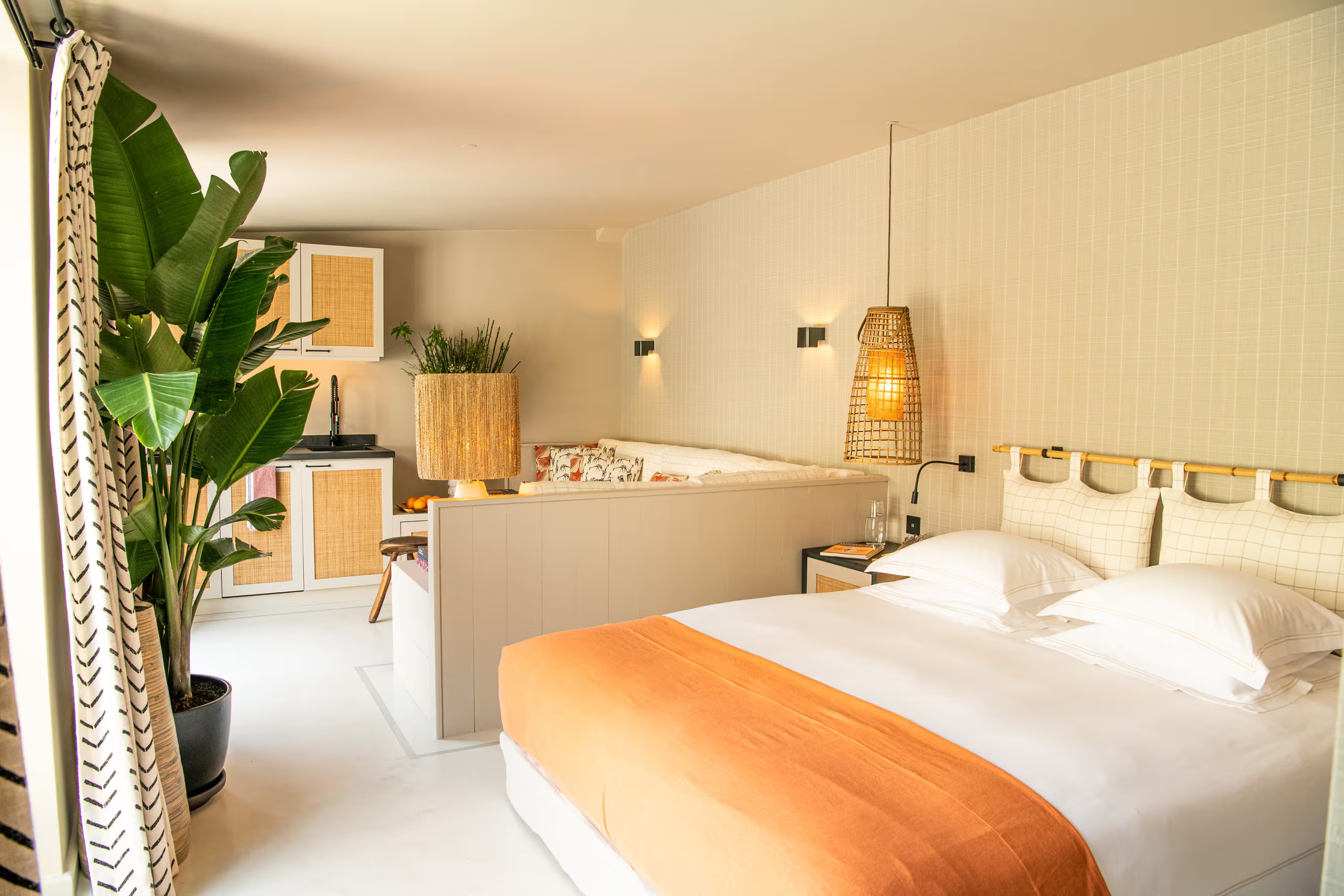 chambre et salon décoration contemporaine et naturelle petite maison studio Portugal