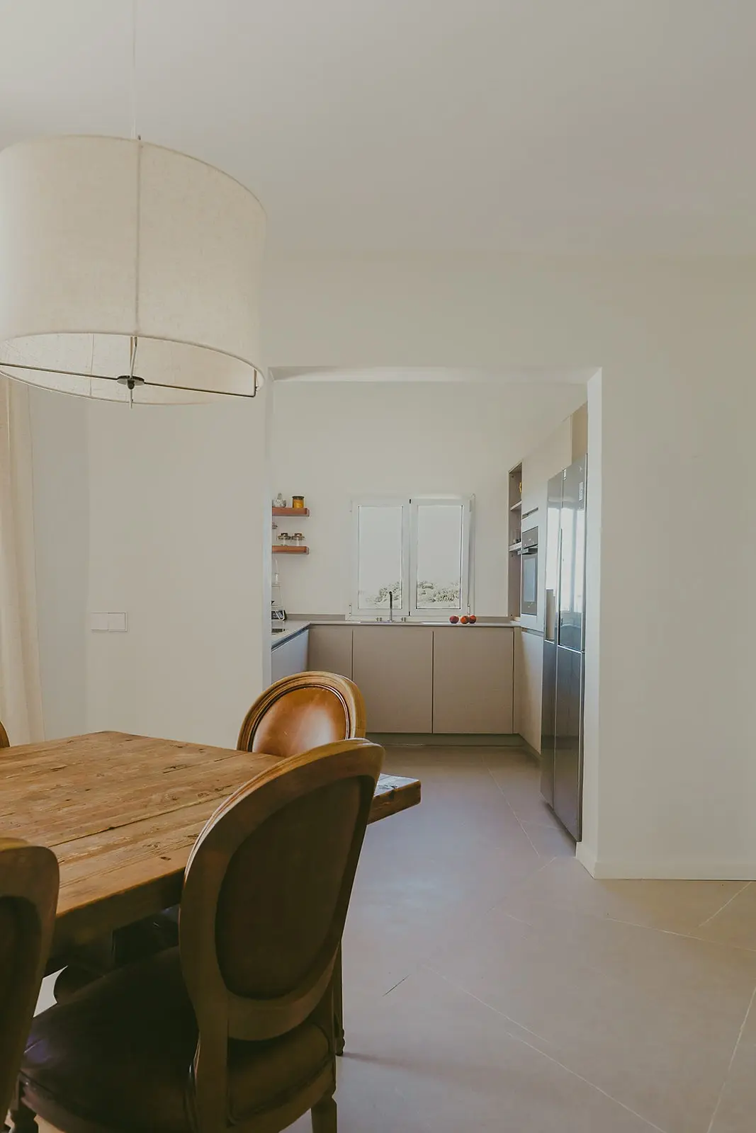 salle à manger et cuisine ouverte décoration naturelle maison Minorque vue mer salle à manger et cuisine ouverte décoration naturelle maison Minorque vue mer