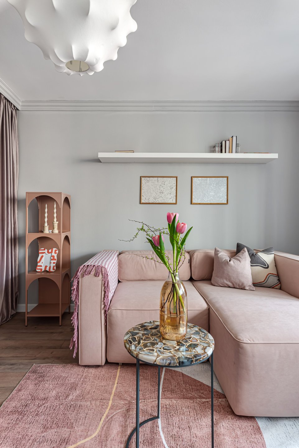salon avec canapé velours rose studio rénové de 34m2
