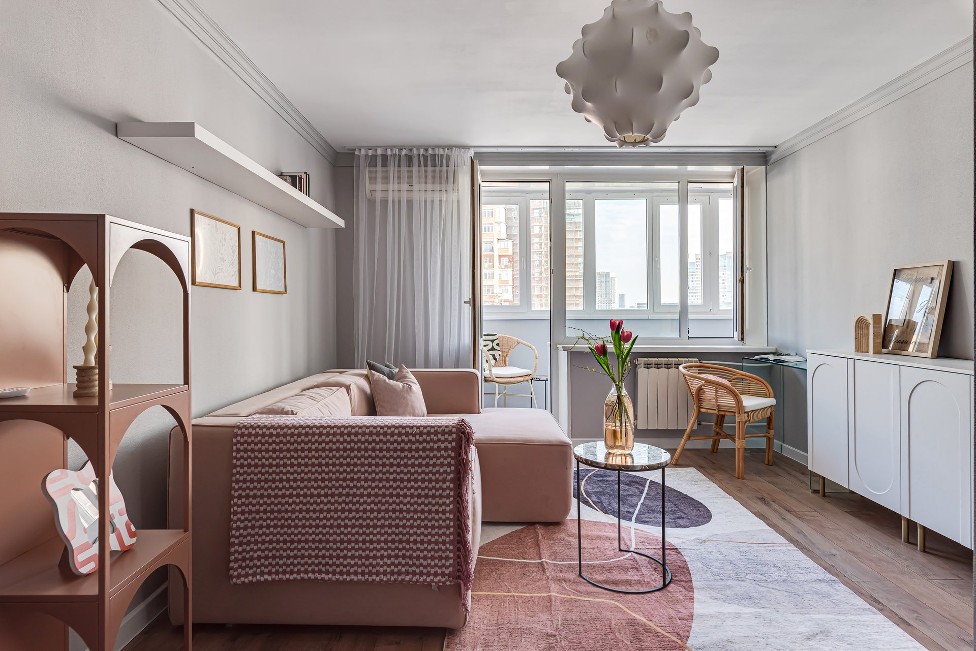 salon avec canapé velours rose studio rénové de 34m2