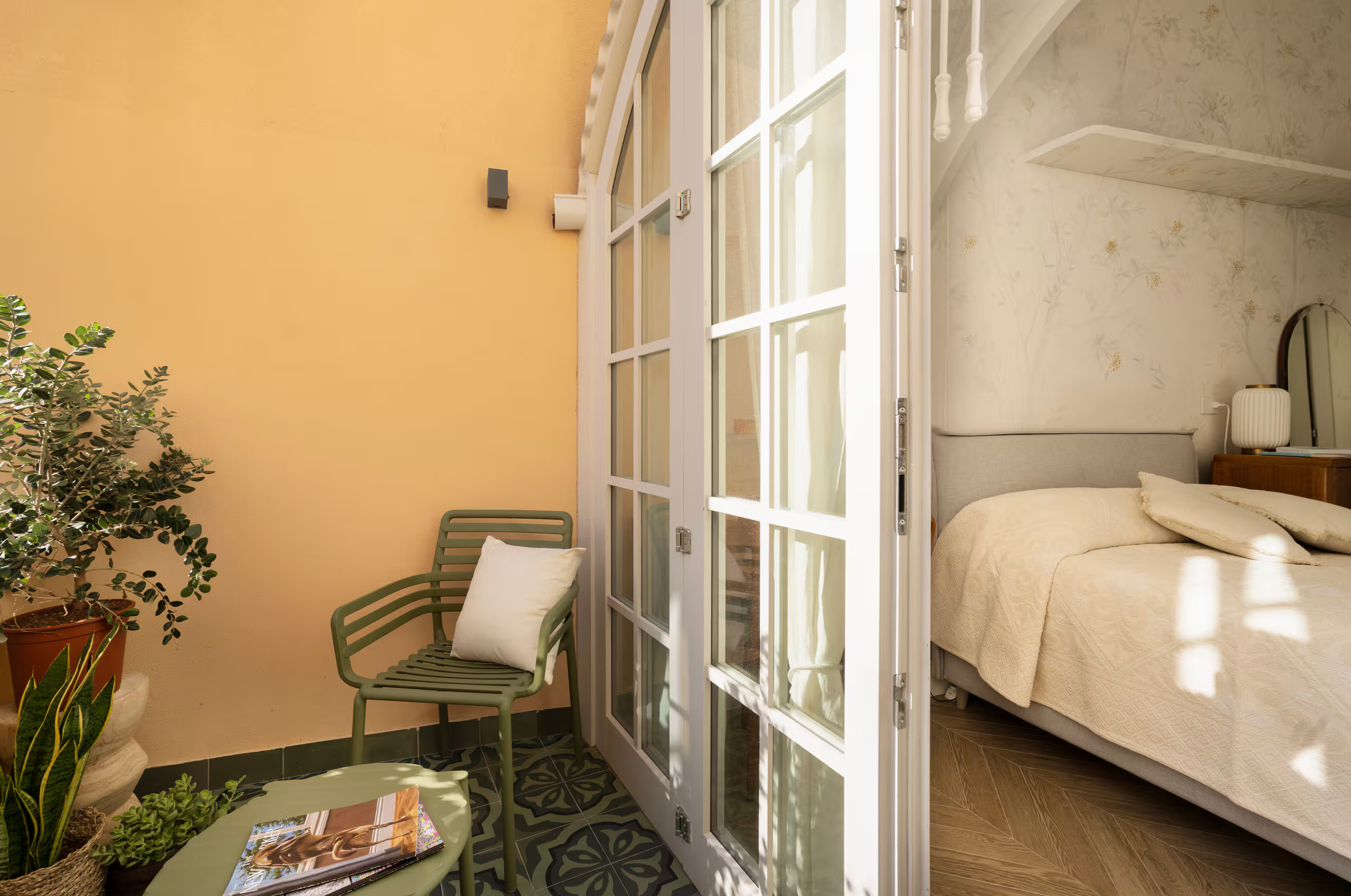 terrasse chambre blanche avec plafond voûté décoration contemporaine maison Sardaigne Dimora LAJ Cagliari terrasse chambre blanche avec plafond voûté décoration contemporaine maison Sardaigne Dimora LAJ Cagliari