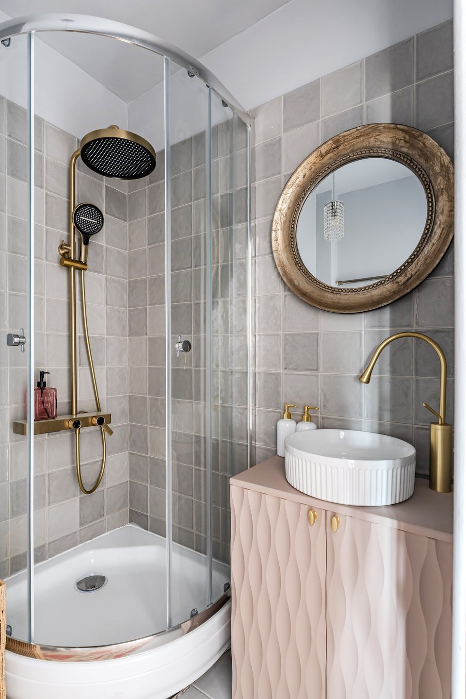 salle d'eau meuble vasque rose dans studio rénové de 34m2