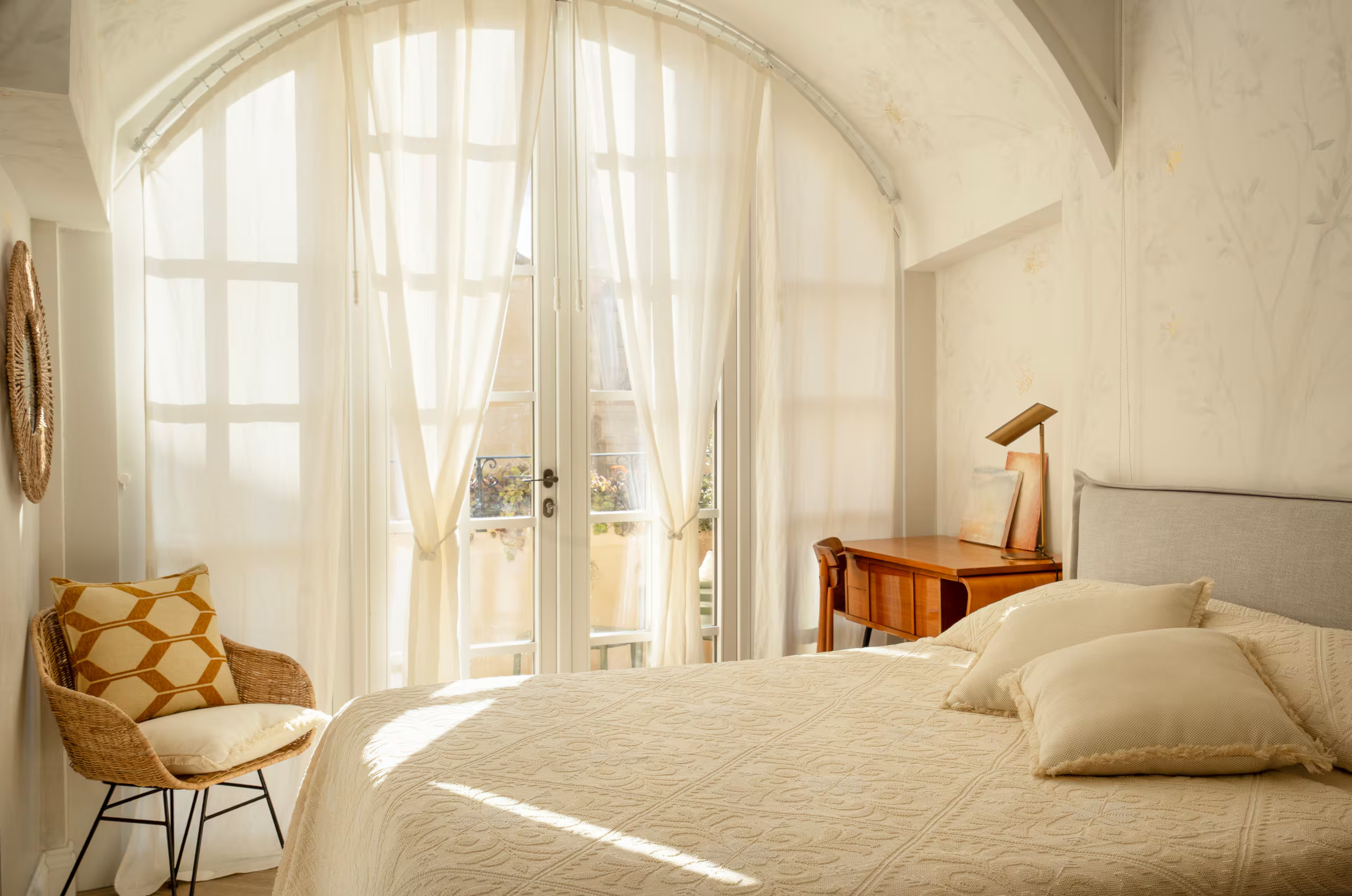 chambre blanche avec plafond voûté décoration contemporaine maison Sardaigne Dimora LAJ Cagliari chambre blanche avec plafond voûté décoration contemporaine maison Sardaigne Dimora LAJ Cagliari