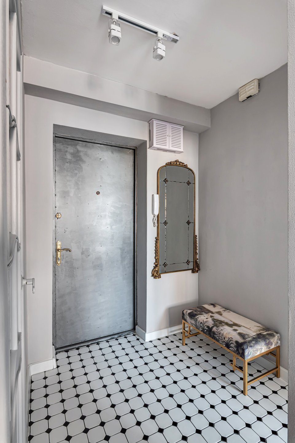 entrée sol carrelage blanc cabochons noirs dans studio rénové de 34m2
