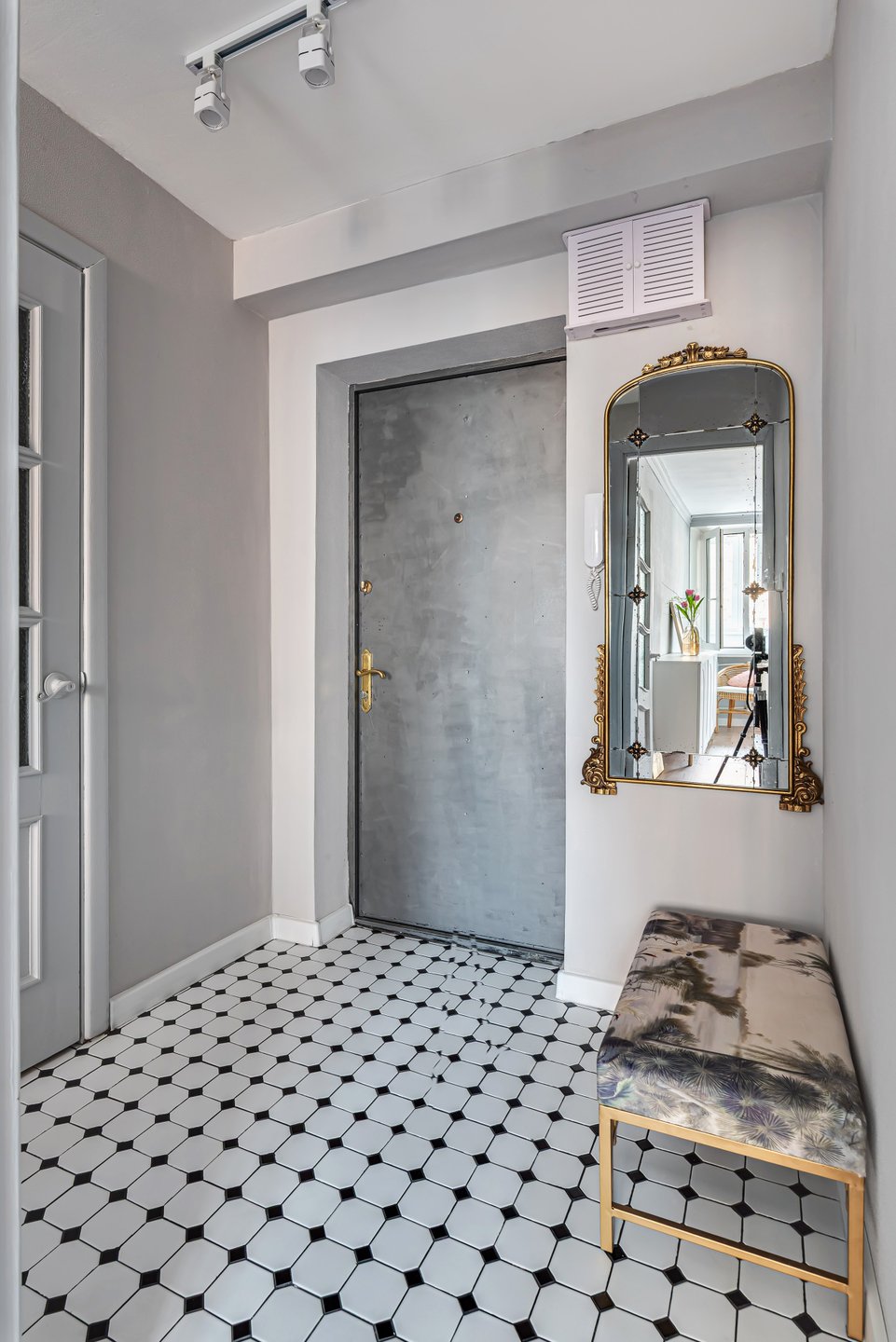entrée sol carrelage blanc cabochons noirs dans studio rénové de 34m2