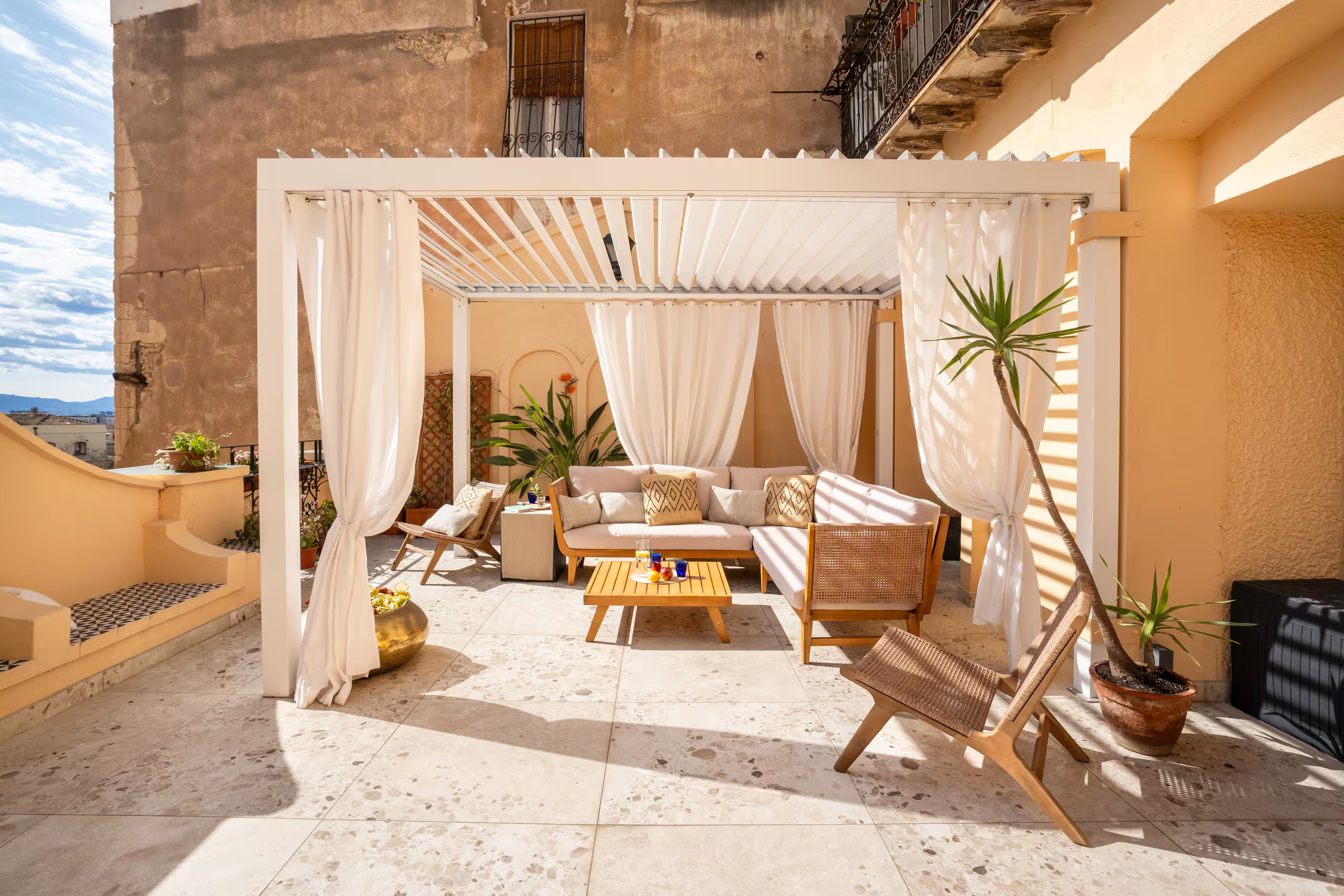 terrasse avec pergola blanche à lames orientables Dimora LAJ Cagliari terrasse avec pergola blanche à lames orientables Dimora LAJ Cagliari