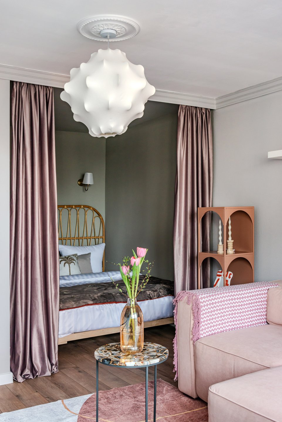 chambre alcôve mur vert dans salon avec canapé velours rose studio rénové de 34m2