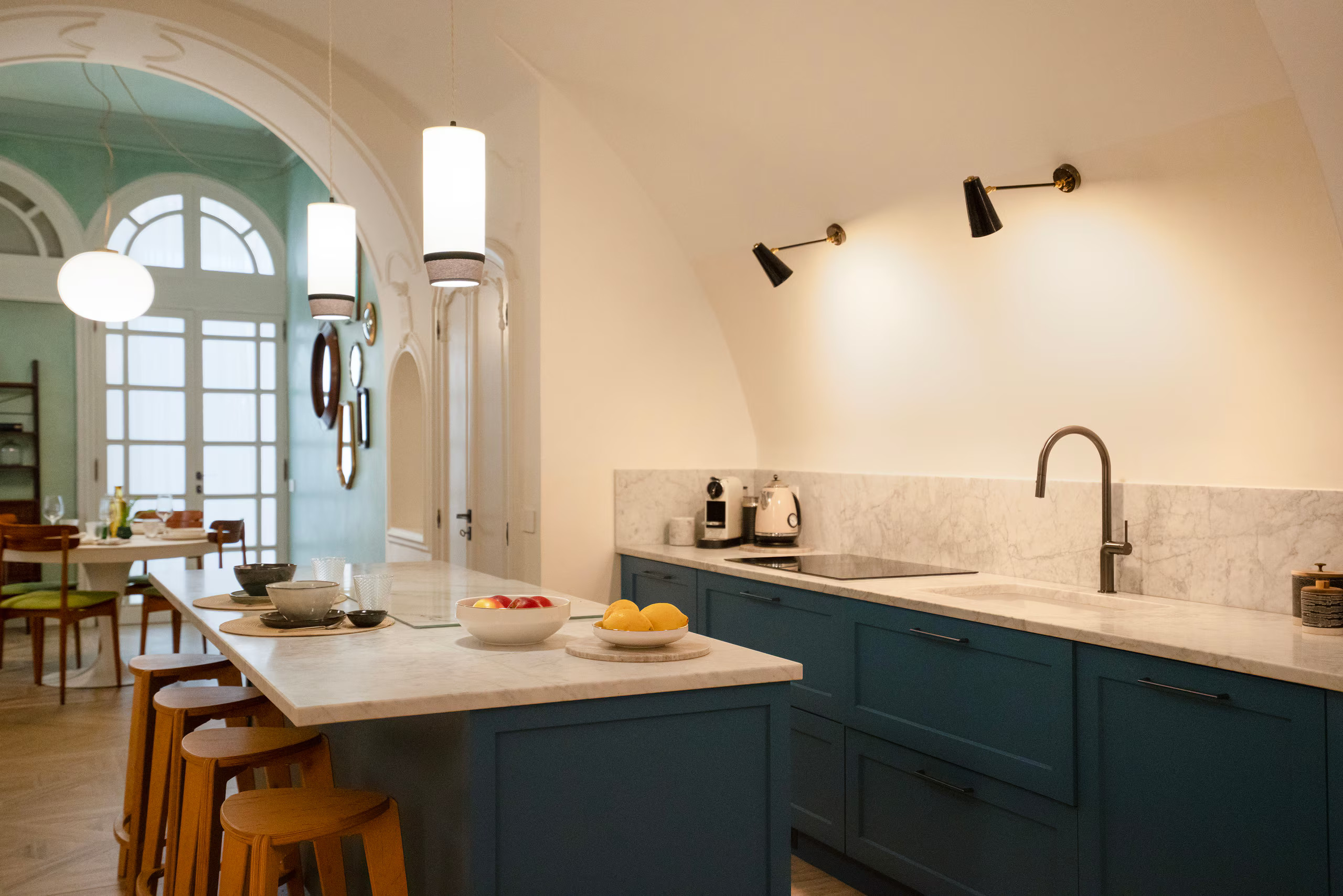 cuisine bleue décoration contemporaine maison Sardaigne Dimora LAJ Cagliari plafond voûté et porte cintrée cuisine bleue décoration contemporaine maison Sardaigne Dimora LAJ Cagliari plafond voûté et porte cintrée