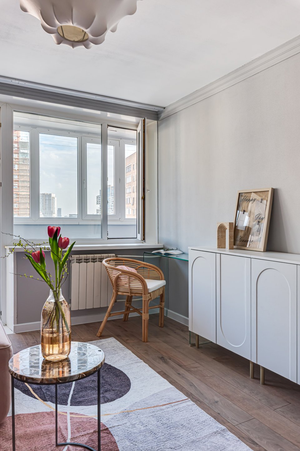 espace bureau dans salon avec canapé velours rose studio rénové de 34m2