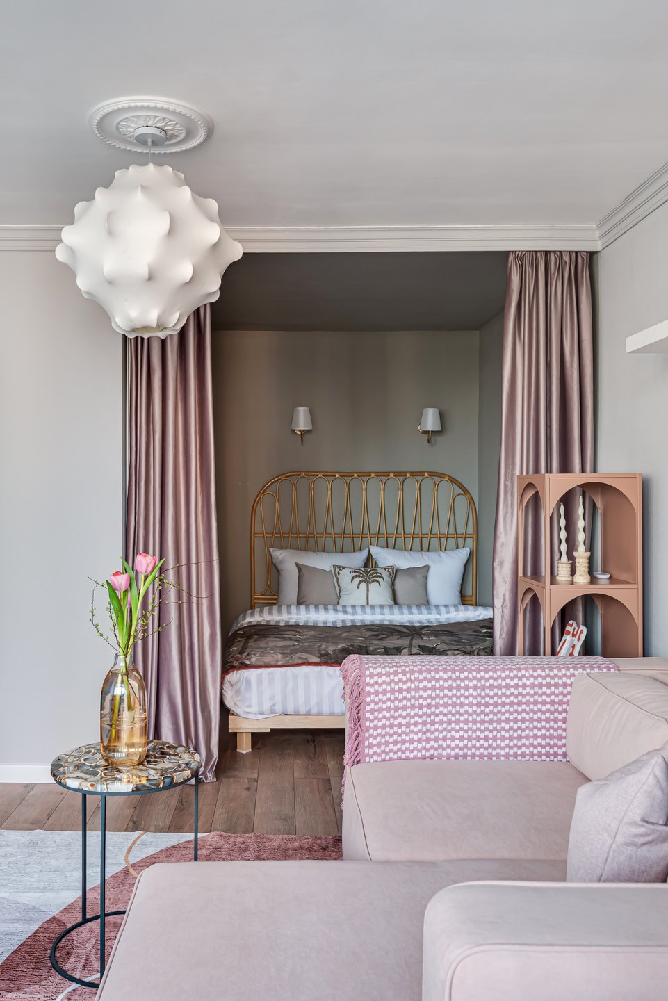 chambre alcôve mur vert dans salon avec canapé velours rose studio rénové de 34m2