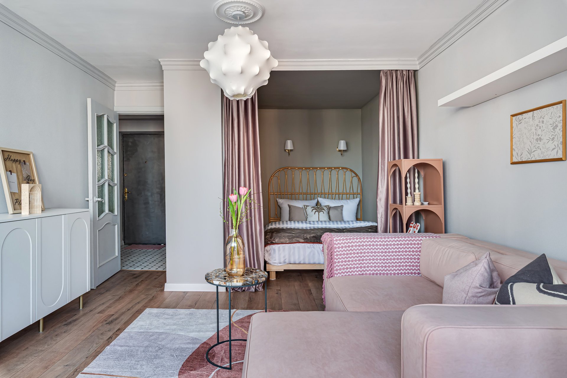 chambre alcôve mur vert dans salon avec canapé velours rose studio rénové de 34m2